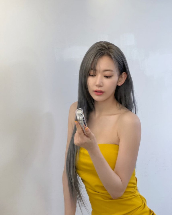 르세라핌 사쿠라,카즈하 오프숄더 원피스