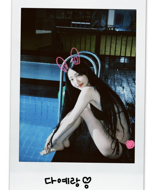 수영장의 루셈블 여진 검은색 끈비키니 몸매