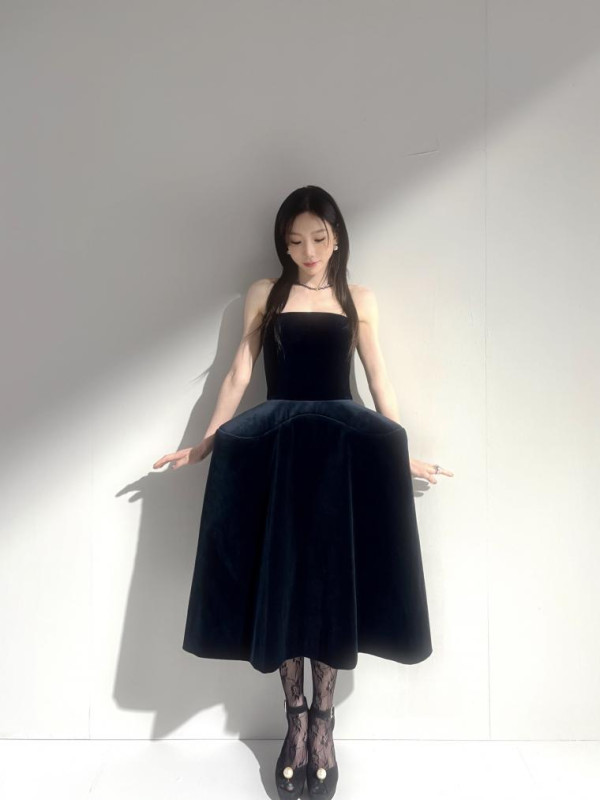 블랙벨벳 오프숄더 드레스 입은 태연