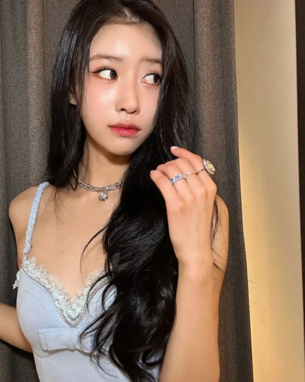 러블리즈 이미주 하늘색 레이스 란제리룩