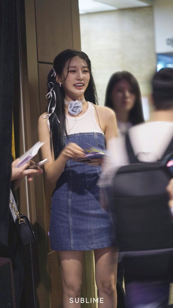 러블리즈 정예인 데님원피스 쭉 뻗은 각선미