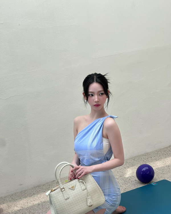 프라다 화보 찍은 에스파 카리나 원오프숄더