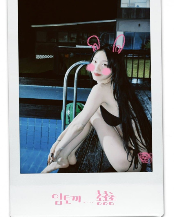 수영장의 루셈블 여진 검은색 끈비키니 몸매