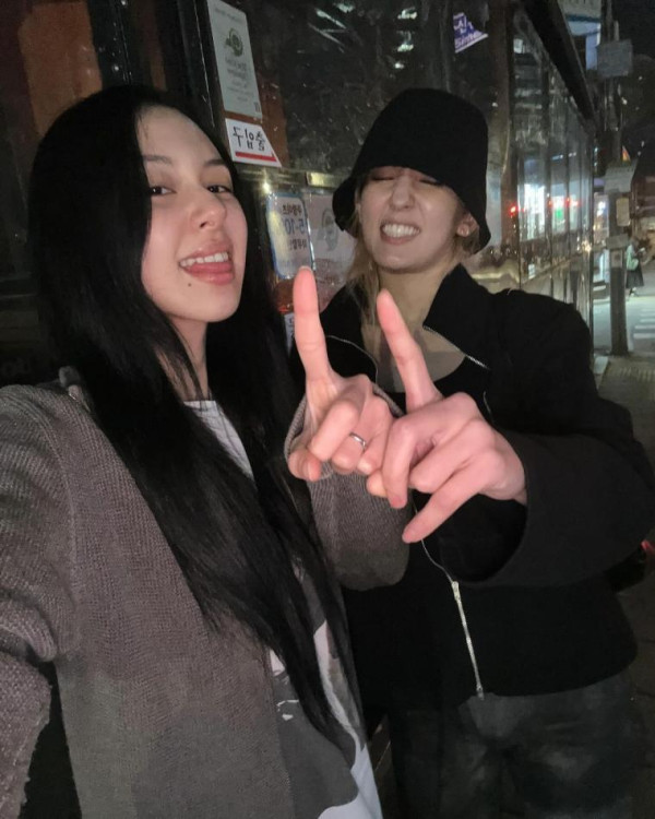 빛삭된 트와이스 채영, 전소미 검은색 브라
