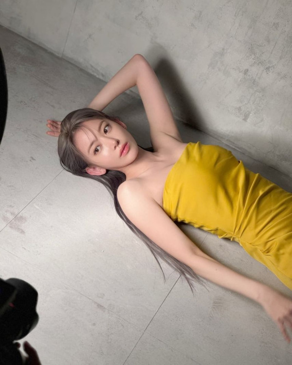 르세라핌 사쿠라,카즈하 오프숄더 원피스