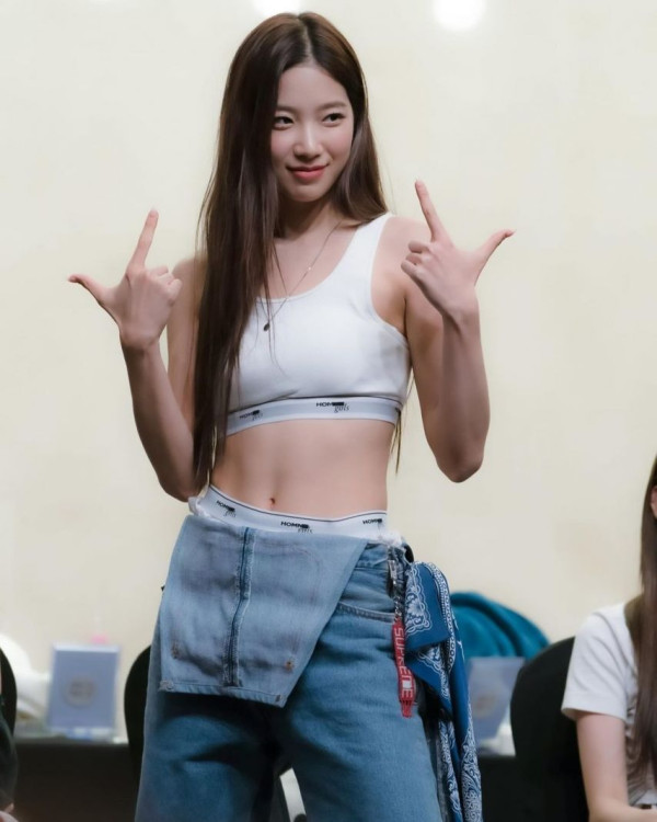 르세라핌 카즈하 탄탄한 복근