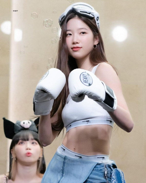 르세라핌 카즈하 탄탄한 복근