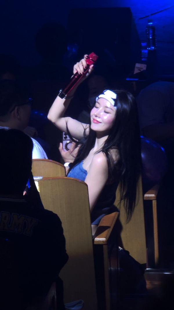 묵직한 디젤 골지 튜브탑 입은 권은비 몸매