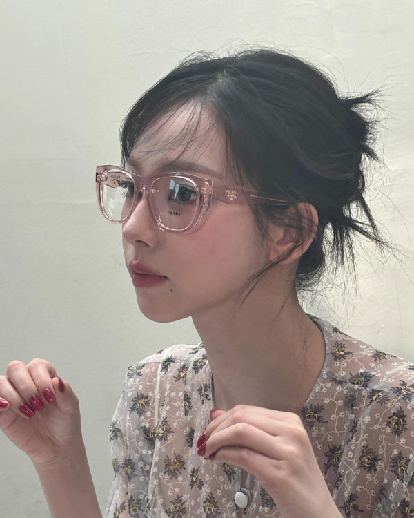 프라다 화보 찍은 에스파 카리나 원오프숄더