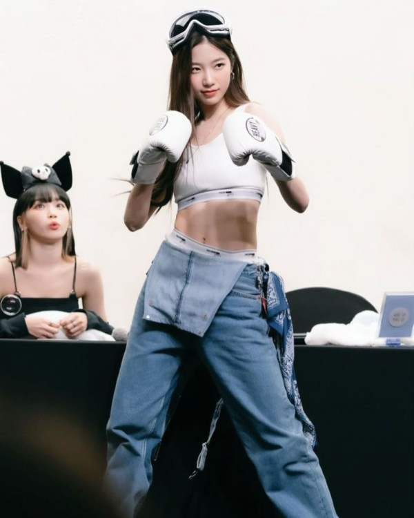 르세라핌 카즈하 탄탄한 복근