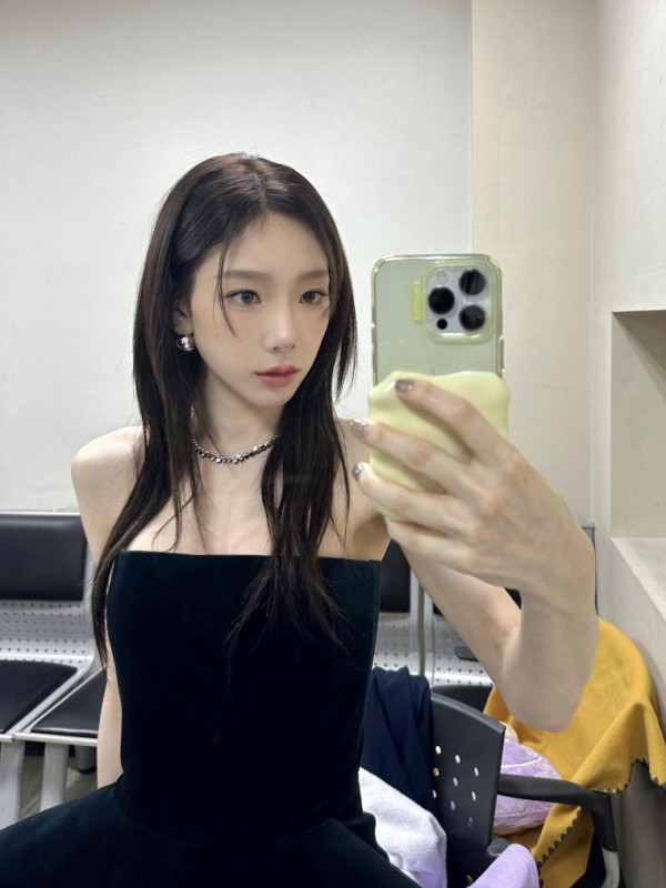 블랙벨벳 오프숄더 드레스 입은 태연