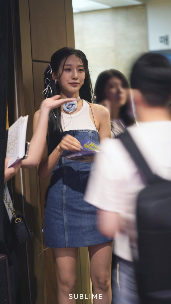 러블리즈 정예인 데님원피스 쭉 뻗은 각선미