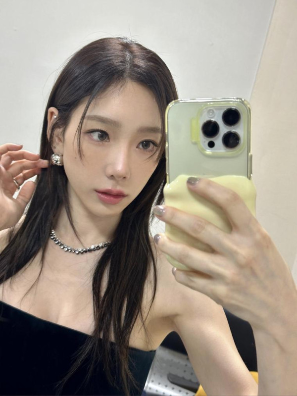 블랙벨벳 오프숄더 드레스 입은 태연