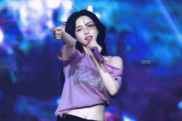 새우튀김 모자를 쓴 에스파 카리나