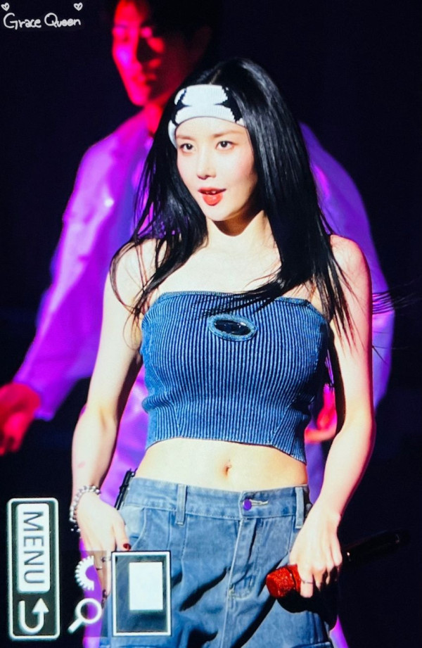 묵직한 디젤 골지 튜브탑 입은 권은비 몸매