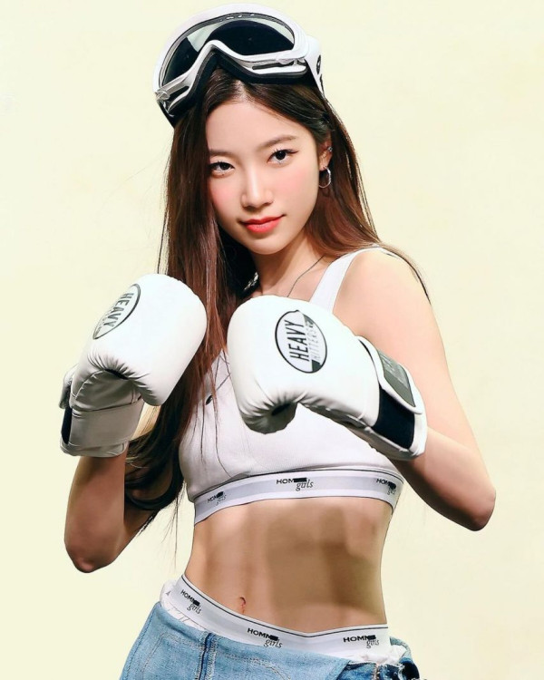 르세라핌 카즈하 탄탄한 복근