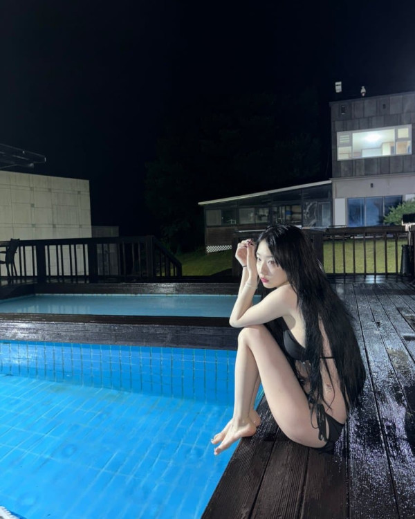 수영장의 루셈블 여진 검은색 끈비키니 몸매