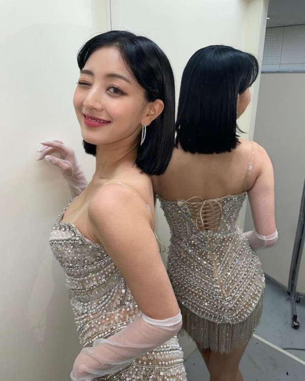 트와이스 지효 화려한 반짝이 미니드레스