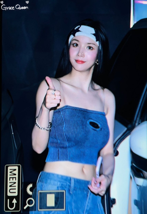 묵직한 디젤 골지 튜브탑 입은 권은비 몸매