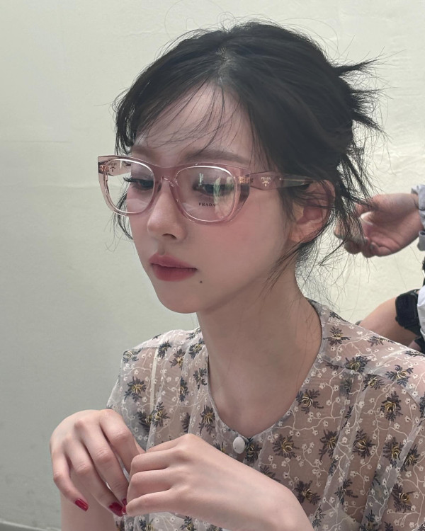 프라다 화보 찍은 에스파 카리나 원오프숄더