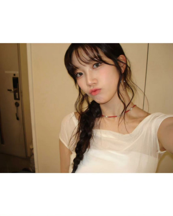 르세라핌 사쿠라,카즈하 오프숄더 원피스