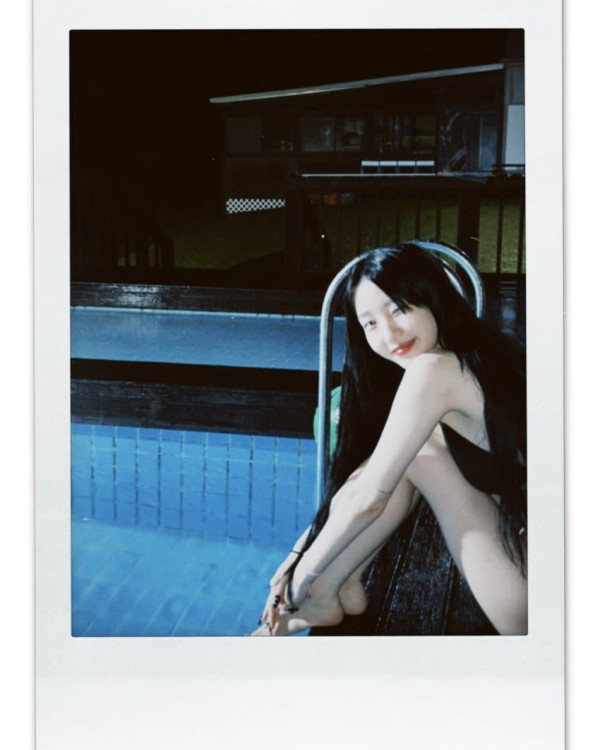 수영장의 루셈블 여진 검은색 끈비키니 몸매