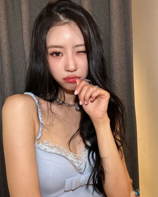 러블리즈 이미주 하늘색 레이스 란제리룩