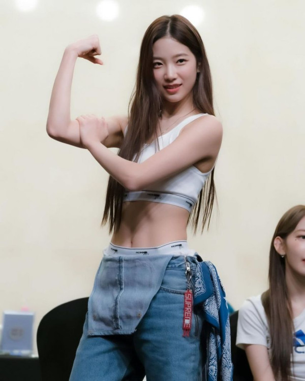 르세라핌 카즈하 탄탄한 복근