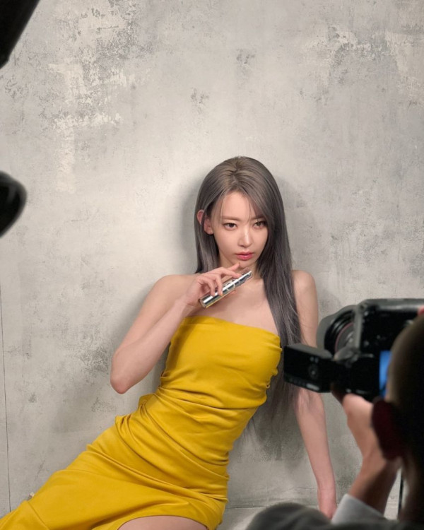 르세라핌 사쿠라,카즈하 오프숄더 원피스