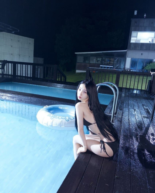 수영장의 루셈블 여진 검은색 끈비키니 몸매