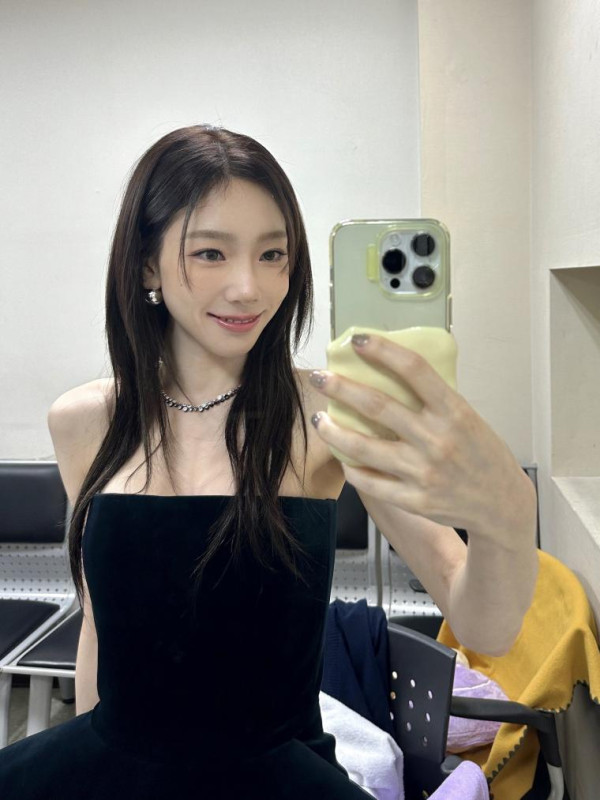 블랙벨벳 오프숄더 드레스 입은 태연