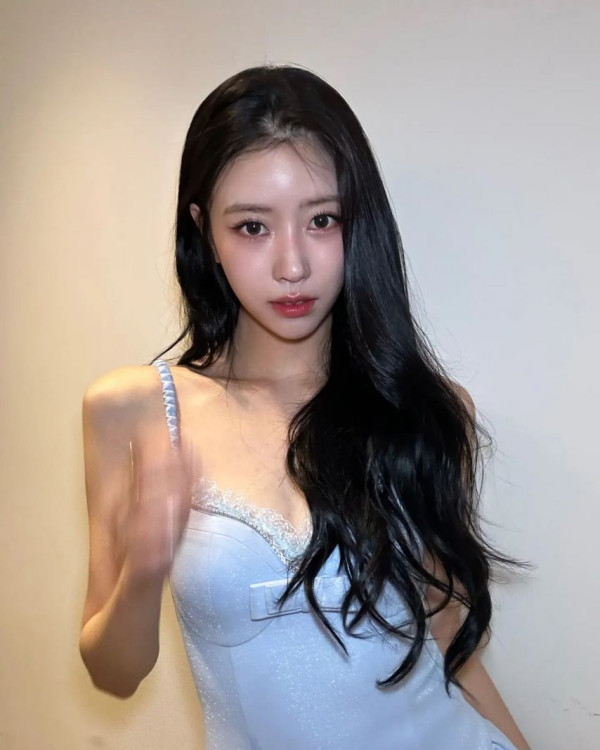 러블리즈 이미주 하늘색 레이스 란제리룩