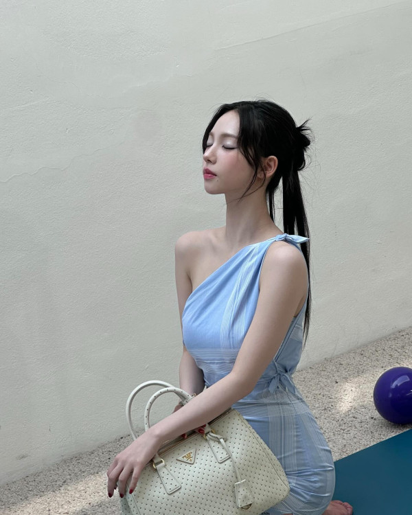 프라다 화보 찍은 에스파 카리나 원오프숄더