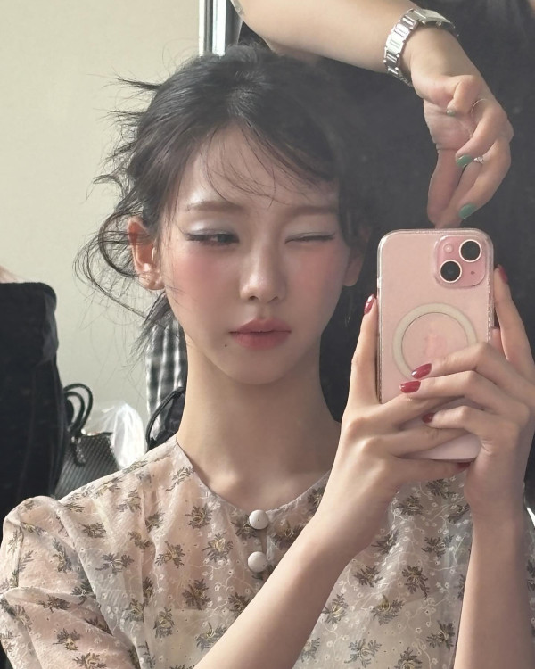 프라다 화보 찍은 에스파 카리나 원오프숄더