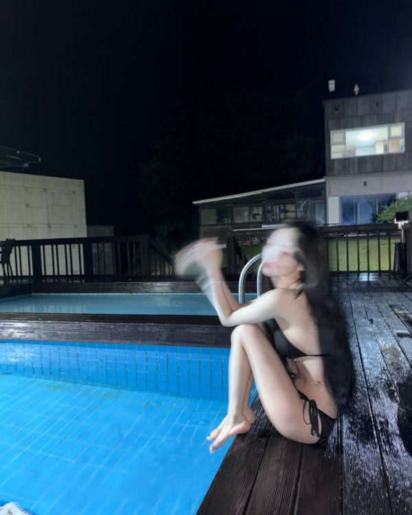 수영장의 루셈블 여진 검은색 끈비키니 몸매