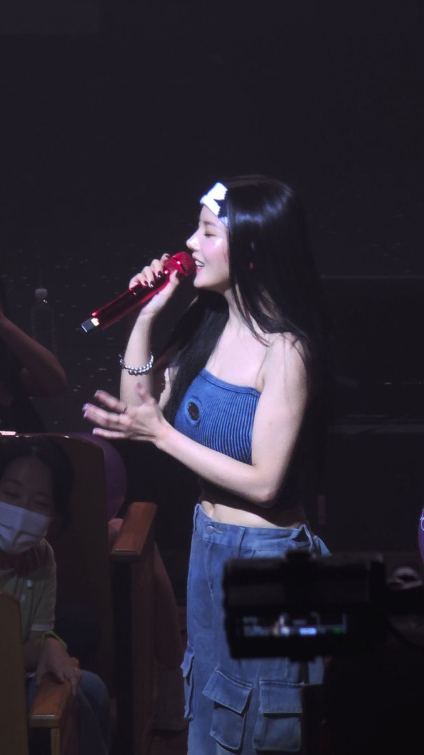 묵직한 디젤 골지 튜브탑 입은 권은비 몸매