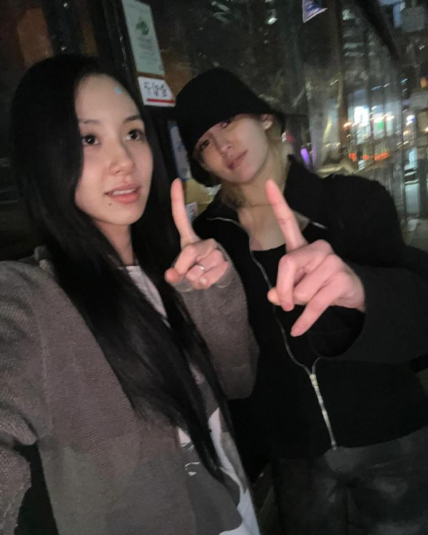 빛삭된 트와이스 채영, 전소미 검은색 브라
