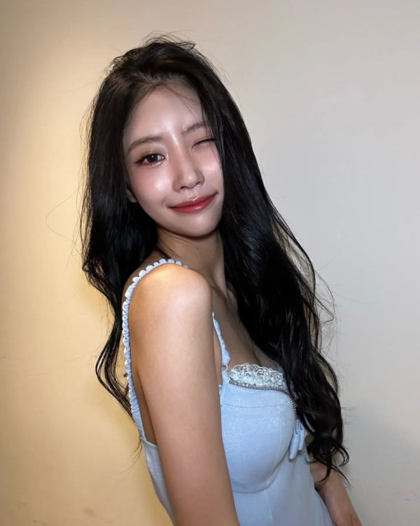 러블리즈 이미주 하늘색 레이스 란제리룩