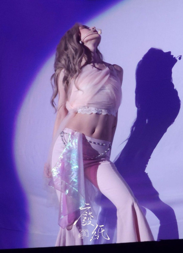 크롭의상 에스파 윈터 배꼽 허리라인