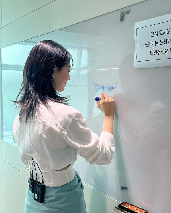 학원 강사 느낌의 신민아 오피스룩 각선미 힙라인