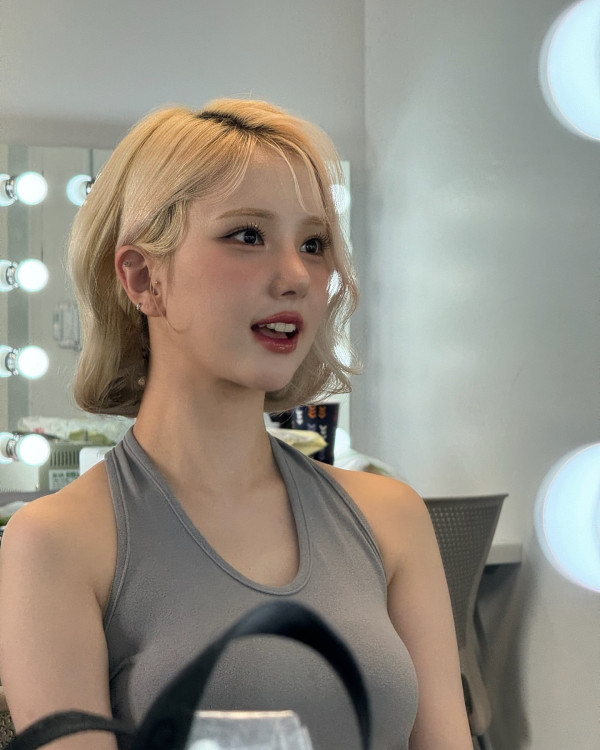 회색 민소매 입고 겨드랑이 오픈하는 비비지 은하