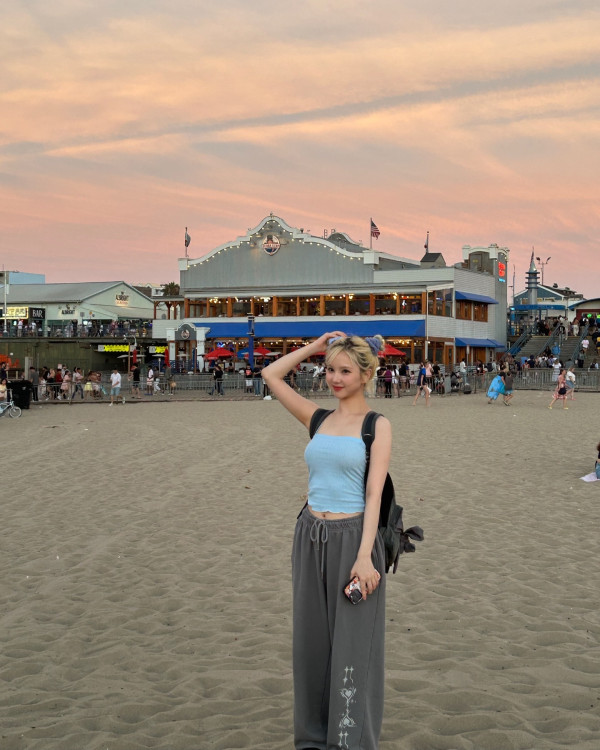 바닷가에서 하늘색 끈나시 비비지 은하