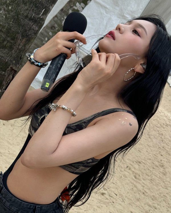 검정 모노키니 수영복 입은 비비지 엄지