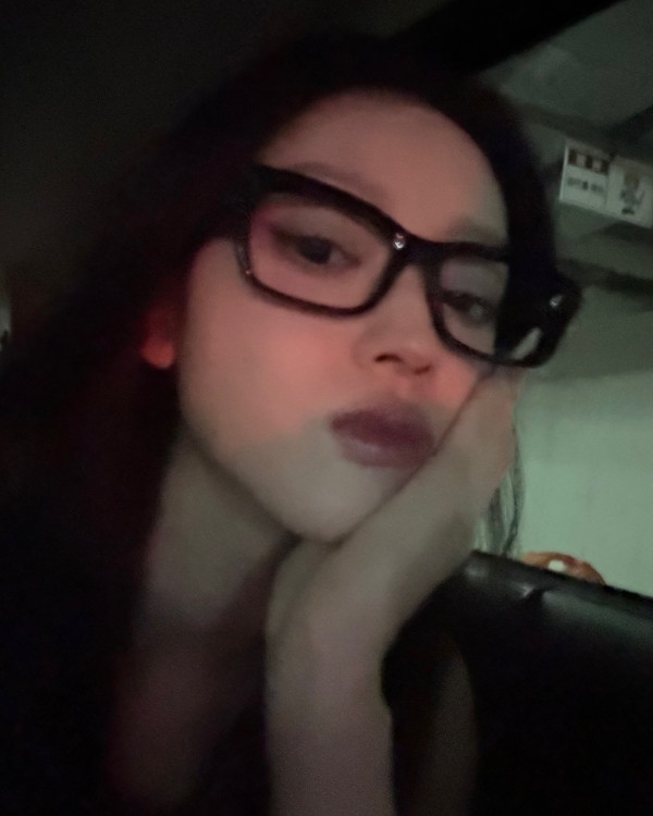 혀 빼꼼 내미는 오마이걸  유아