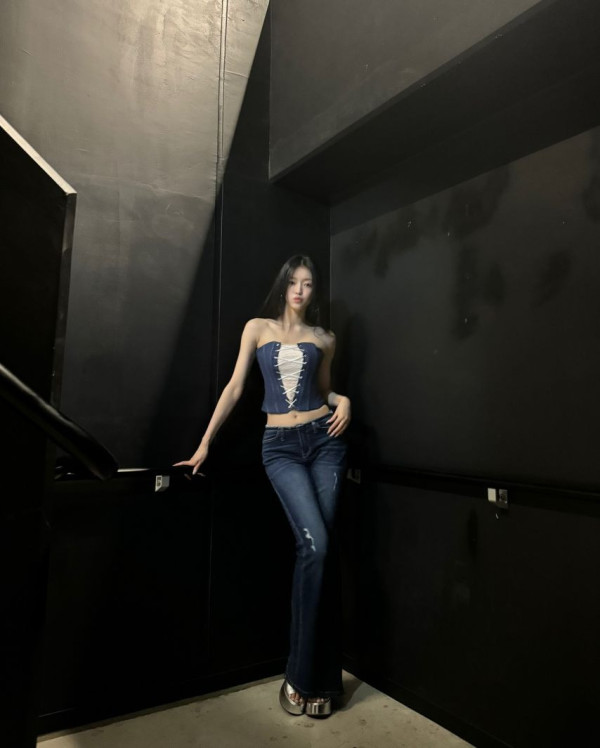 오마이걸 유아 유빈 오프숄더