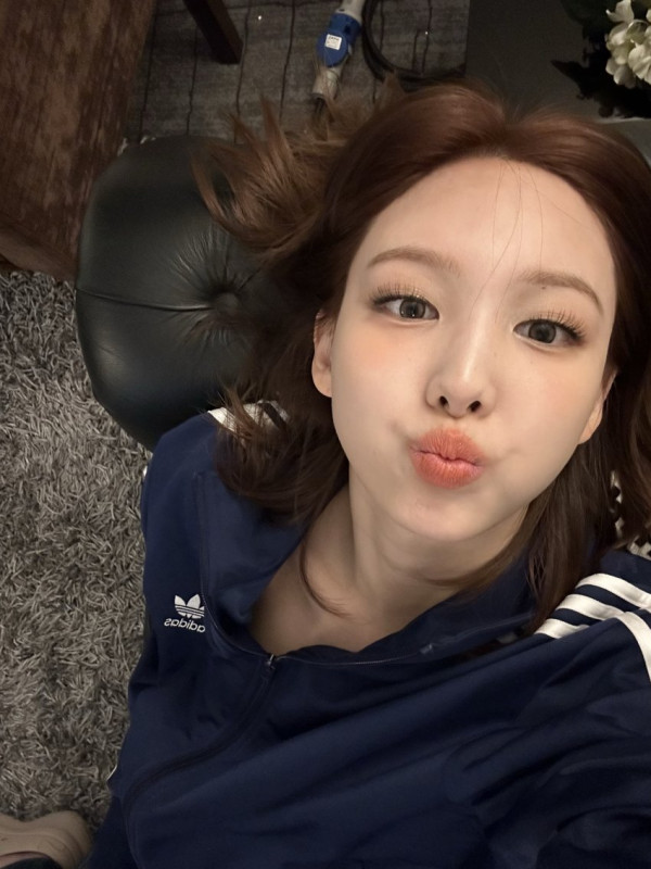입술 내미는 포즈의 트와이스 나연