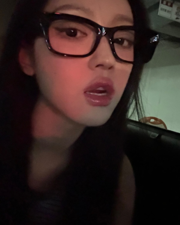 혀 빼꼼 내미는 오마이걸  유아