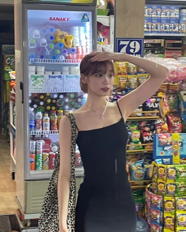 르세라핌 김채원 버버리 체크수영 몸매