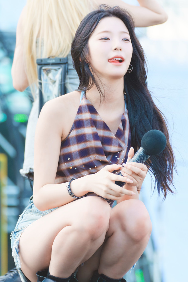 프로미스나인 백지헌 청핫팬츠