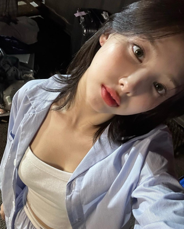 입술 내미는 포즈의 트와이스 나연